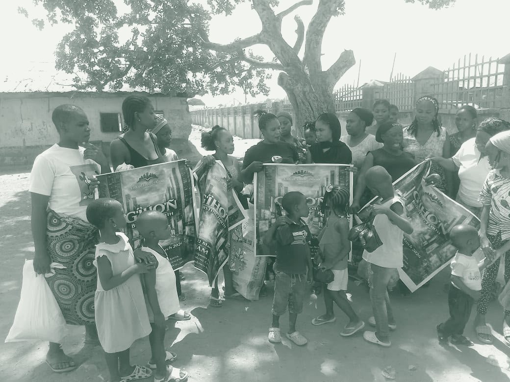 Children and families gathered during a Fisho Initiative outreach visit.